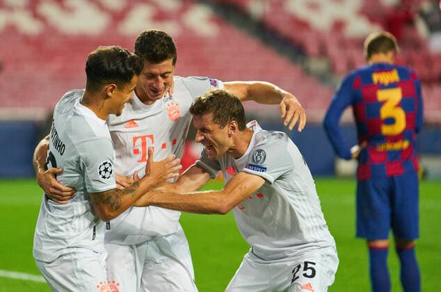 FC BAYERN MUENCHEN - FC Barcelona, Barca 8-2 , Football UEFA Champions League Lisbon, Lissabon, Portugal, 14th August 2020. Philippe COUTINHO, FCB 10 celebrates his 8-2 goal, happy, laugh, celebration, with Robert LEWANDOWSKI, FCB 9 Thomas MUELLER, MÜLLER, FCB 25 in the quarterfinal UEFA Champions League match final tournament FC BAYERN MUENCHEN - FC BARCELONA 8-2 in Season 2019 2020, FCB, Munich, Barca Photographer: Peter Schatz Pool - UEFA REGULATIONS PROHIBIT ANY USE OF PHOTOGRAPHS as IMAGE SEQUENCES and or QUASI-VIDEO - National and international News-Agencies OUT Editorial Use ONLY Lisbon Estadio da Luz de Benfica Portugal