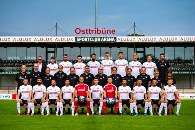 Club Verl 1924; 3. Liga, Porträttermin 2020 2021, Mannschaftsfoto, hi. Reihe v.li.: Raimund Bertels (Präsident), Patrick Schikowski, Julian Stöckner, Julian Schwermann, Zlatko Janjic, Lasse Jürgensen, Yannick Langesberg, Barne Pernot, Lars Ritzka, Norbert Meyer (Pressesprecher), mttl. Reihe v.li.: Horst F. Lakämper (Teammanager), Julian Berger (Videoanalyst), Katharina Nadermann (Athletiktrainerin), Sebastian Lange (Torwarttrainer), Sergej Schmik (Co-Trainer), Guerino Capretti (Trainer), Markus Schmand (Betreuer), Johannes König (Zeugwart), Dr. Ingo Meyer (Mannschaftsarzt), Patrick Barthelmeus (Physiotherapeut), Hanna König (Physiotherapeutin), Christin Kowalski (Physiotherapeutin), unt. Reihe v.li.: Patrick Choroba, Daniel Mikic, Aygün Yildirim, Matthias Haeder, Till Brinkmann, Fabian Brosowski, Robin Brüseke, Sascha Korb, Nico Hecker, Mehmet Kurt, Steffen Lang, Copyright: xChristopherxNeundorfx xKirchner-Mediax