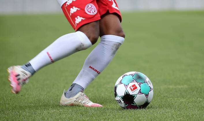 v.li.: Mainzer Spieler mit dem neuen Bundesliga Spielball, Derbystar Select, Symbolfoto, Symbolbild, Feature, 15.08.2020, Mainz (Deutschland), Fussball, Testspiel, 1. FSV Mainz 05 - FC Würzburger Kickers, DFB DFL REGULATIONS PROHIBIT ANY USE OF PHOTOGRAPHS AS IMAGE SEQUENCES AND OR QUASI-VIDEO.