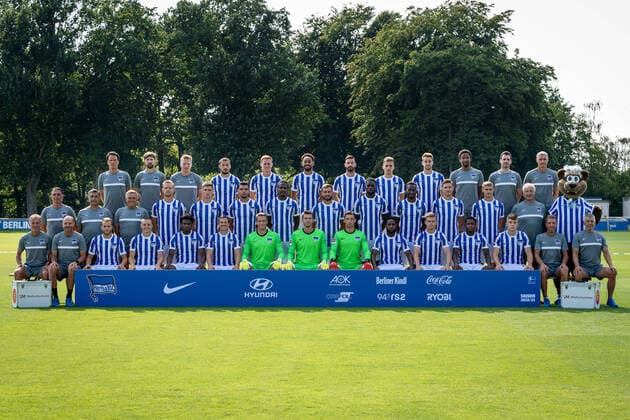 Fussball Berlin 17.08.2020 Saison 2020 2021 1. BL DFL Hertha BSC Berlin Porträttermin 2020 2021, Mannschaftsfoto Hintere Reihe von links nach rechts: Henrik Kuchno (Athletiktrainer), Hendrik Vieth (Athletiktrainer), Dominik Wohlert (Videoanalyst), Mathew Leckie, Ondrej Duda, Matheus Cunha, Marvin Plattenhardt, Peter Pekarik, Lukas Klünter, Frederick Syna (Physiotherapeut), Michael Becker (Physiotherapeut) und Hendrik Herzog (Zeugwart) Mittlere Reihe von links nach rechts: Bruno Labbadia (Cheftrainer), Eddy Sözer (Co-Trainer), Olaf Janßen (Co-Trainer), Arne Maier, Krzysztof Piatek, Karim Rekik, Dedryck Boyata, Lucas Tousart, Jordan Torunarigha, Dodi Lukebakio, Niklas Stark, Marton Dardai, Nello di Martino (Teamleiter) und Herthinho Vordere Reihe von links nach rechts: Günter Kern (Athletiktrainer), Zsolt Petry (Torwarttrainer), Pascal Köpke, Santiago Ascacibar, Javairo Dilrosun, Vladimir Darida, Alexander Schwolow, Rune Almenning Jarstein, Nils Körber, Deyovaisio Zeefuik, Maximilian Mittelstädt, Daishawn Redan, Luca Netz, Jürgen Lange (Physiotherapeut) und Robert Abramczyk (Zeugwart)