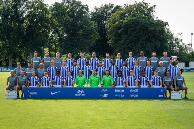 Fussball Berlin 17.08.2020 Saison 2020 2021 1. BL DFL Hertha BSC Berlin Porträttermin 2020 2021, Mannschaftsfoto Hintere Reihe von links nach rechts: Henrik Kuchno (Athletiktrainer), Hendrik Vieth (Athletiktrainer), Dominik Wohlert (Videoanalyst), Mathew Leckie, Ondrej Duda, Matheus Cunha, Marvin Plattenhardt, Peter Pekarik, Lukas Klünter, Frederick Syna (Physiotherapeut), Michael Becker (Physiotherapeut) und Hendrik Herzog (Zeugwart) Mittlere Reihe von links nach rechts: Bruno Labbadia (Cheftrainer), Eddy Sözer (Co-Trainer), Olaf Janßen (Co-Trainer), Arne Maier, Krzysztof Piatek, Karim Rekik, Dedryck Boyata, Lucas Tousart, Jordan Torunarigha, Dodi Lukebakio, Niklas Stark, Marton Dardai, Nello di Martino (Teamleiter) und Herthinho Vordere Reihe von links nach rechts: Günter Kern (Athletiktrainer), Zsolt Petry (Torwarttrainer), Pascal Köpke, Santiago Ascacibar, Javairo Dilrosun, Vladimir Darida, Alexander Schwolow, Rune Almenning Jarstein, Nils Körber, Deyovaisio Zeefuik, Maximilian Mittelstädt, Daishawn Redan, Luca Netz, Jürgen Lange (Physiotherapeut) und Robert Abramczyk (Zeugwart)