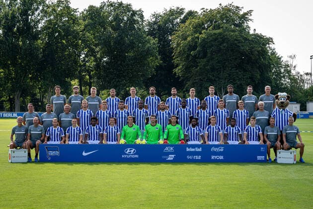 Fussball Berlin 17.08.2020 Saison 2020 2021 1. BL DFL Hertha BSC Berlin Porträttermin 2020 2021, Mannschaftsfoto Hintere Reihe von links nach rechts: Henrik Kuchno (Athletiktrainer), Hendrik Vieth (Athletiktrainer), Dominik Wohlert (Videoanalyst), Mathew Leckie, Ondrej Duda, Matheus Cunha, Marvin Plattenhardt, Peter Pekarik, Lukas Klünter, Frederick Syna (Physiotherapeut), Michael Becker (Physiotherapeut) und Hendrik Herzog (Zeugwart) Mittlere Reihe von links nach rechts: Bruno Labbadia (Cheftrainer), Eddy Sözer (Co-Trainer), Olaf Janßen (Co-Trainer), Arne Maier, Krzysztof Piatek, Karim Rekik, Dedryck Boyata, Lucas Tousart, Jordan Torunarigha, Dodi Lukebakio, Niklas Stark, Marton Dardai, Nello di Martino (Teamleiter) und Herthinho Vordere Reihe von links nach rechts: Günter Kern (Athletiktrainer), Zsolt Petry (Torwarttrainer), Pascal Köpke, Santiago Ascacibar, Javairo Dilrosun, Vladimir Darida, Alexander Schwolow, Rune Almenning Jarstein, Nils Körber, Deyovaisio Zeefuik, Maximilian Mittelstädt, Daishawn Redan, Luca Netz, Jürgen Lange (Physiotherapeut) und Robert Abramczyk (Zeugwart)