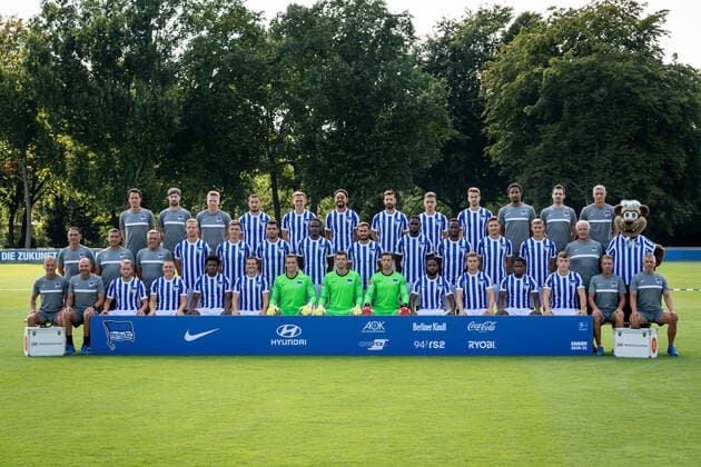 Fussball Berlin 17.08.2020 Saison 2020 2021 1. BL DFL Hertha BSC Berlin Porträttermin 2020 2021, Mannschaftsfoto Hintere Reihe von links nach rechts: Henrik Kuchno (Athletiktrainer), Hendrik Vieth (Athletiktrainer), Dominik Wohlert (Videoanalyst), Mathew Leckie, Ondrej Duda, Matheus Cunha, Marvin Plattenhardt, Peter Pekarik, Lukas Klünter, Frederick Syna (Physiotherapeut), Michael Becker (Physiotherapeut) und Hendrik Herzog (Zeugwart) Mittlere Reihe von links nach rechts: Bruno Labbadia (Cheftrainer), Eddy Sözer (Co-Trainer), Olaf Janßen (Co-Trainer), Arne Maier, Krzysztof Piatek, Karim Rekik, Dedryck Boyata, Lucas Tousart, Jordan Torunarigha, Dodi Lukebakio, Niklas Stark, Marton Dardai, Nello di Martino (Teamleiter) und Herthinho Vordere Reihe von links nach rechts: Günter Kern (Athletiktrainer), Zsolt Petry (Torwarttrainer), Pascal Köpke, Santiago Ascacibar, Javairo Dilrosun, Vladimir Darida, Alexander Schwolow, Rune Almenning Jarstein, Nils Körber, Deyovaisio Zeefuik, Maximilian Mittelstädt, Daishawn Redan, Luca Netz, Jürgen Lange (Physiotherapeut) und Robert Abramczyk (Zeugwart)