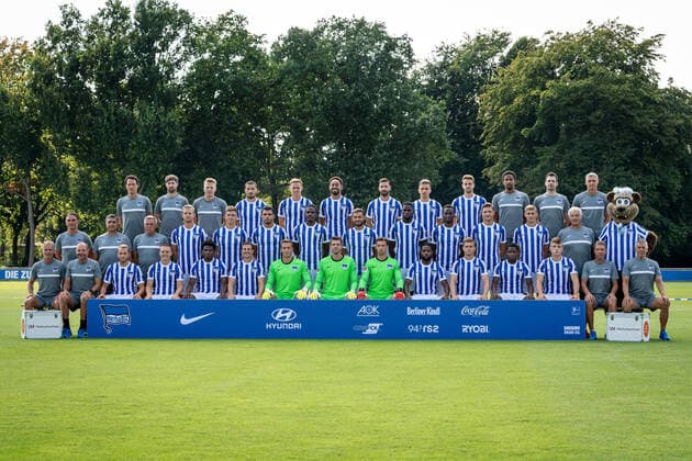 Fussball Berlin 17.08.2020 Saison 2020 2021 1. BL DFL Hertha BSC Berlin Porträttermin 2020 2021, Mannschaftsfoto Hintere Reihe von links nach rechts: Henrik Kuchno (Athletiktrainer), Hendrik Vieth (Athletiktrainer), Dominik Wohlert (Videoanalyst), Mathew Leckie, Ondrej Duda, Matheus Cunha, Marvin Plattenhardt, Peter Pekarik, Lukas Klünter, Frederick Syna (Physiotherapeut), Michael Becker (Physiotherapeut) und Hendrik Herzog (Zeugwart) Mittlere Reihe von links nach rechts: Bruno Labbadia (Cheftrainer), Eddy Sözer (Co-Trainer), Olaf Janßen (Co-Trainer), Arne Maier, Krzysztof Piatek, Karim Rekik, Dedryck Boyata, Lucas Tousart, Jordan Torunarigha, Dodi Lukebakio, Niklas Stark, Marton Dardai, Nello di Martino (Teamleiter) und Herthinho Vordere Reihe von links nach rechts: Günter Kern (Athletiktrainer), Zsolt Petry (Torwarttrainer), Pascal Köpke, Santiago Ascacibar, Javairo Dilrosun, Vladimir Darida, Alexander Schwolow, Rune Almenning Jarstein, Nils Körber, Deyovaisio Zeefuik, Maximilian Mittelstädt, Daishawn Redan, Luca Netz, Jürgen Lange (Physiotherapeut) und Robert Abramczyk (Zeugwart)