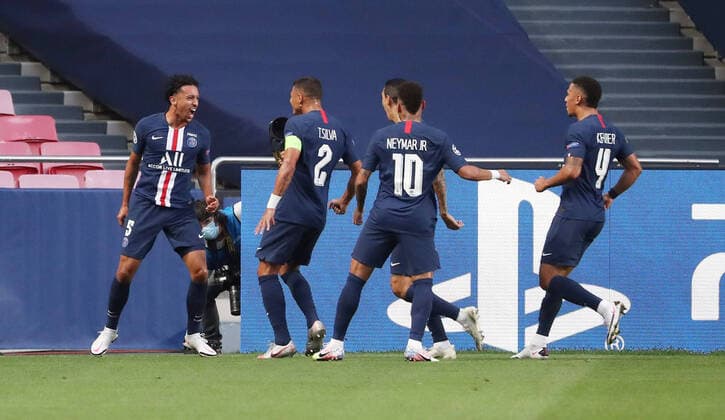 RB Leipzig - Paris SG 18.08.2020 Lissabon, 18.08.2020, Estadio da Luz, Fussball, UEFA Champions League , Finalturnier 2020, Halbfinale , RB Leipzig vs. Paris Saint-Germain 0:3 (0:2) , Im Bild; Tor für Paris. Marcos Roas Correa Marquinhos (5, Paris) jubelt nach seinem Treffer zum 0:1 mit den Teamkollegen. , UEFA regulations prohibit any use of photographs as image sequences and or quasi-video , Nur für journalistische Zwecke! Only for editorial use! Foto: PICTURE POINT S. Sonntag Poolfoto , Lissabon Lissabon Portugal