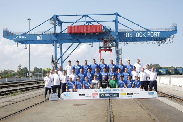 19.08.2020- 3.Liga 2020 2021: Kader FC Hansa Rostock - Hintere Reihe v.l.: Vincent Leifholz (Videoanalyse), Björn Rother (Rostock), John Verhoek (Rostock), Max Reinthaler (Rostock), Sven Sonnenberg (Rostock), Adam Straith (Rostock), Damian Roßbach Rossbach (Rostock), Pascal Breier (Rostock) , Co Trainer Uwe Ehlers (Rostock) Mittlere Reihe v.l.: Dr. Christine Kühn (Physiotherapeut), Maurice Ruhnau (Busfahrer), Zeugwart Andreas Thiem (Rostock), Physiotherapeut Tobias Hamann (Rostock), Physiotherapeut Frank Scheller (Rostock), Denis Hasenbek (Physiotherapeuth), Nils Butzen (Rostock), Luca Schulz (Rostock), Bentley Baxter Bahn (Rostock), Julian Riedel (Rostock), Nik Omladic, Maurice Litka (Rostock), Erik Engelhardt (Rostock), Trainer Jens Härtel Haertel (Rostock), Co Trainer Ronny Thielemann (Rostock), Torwart Trainer Dirk Orlishausen (Rostock), Athletik-Trainer Bjoern Björn Bornholdt (Rostock) Vordere Reihe v.l.: Korbinian Vollmann (Rostock), Lukas Scherff (Rostock), Nico Neidhardt (Rostock), Torwart Ben Alexander Voll (Rostock), Torwart Markus Kolke (Rostock), Torwart Luis Klatte (Rostock), Aaron Herzog (Rostock), Oliver Daedlow (Rostock), Manuel Farrona Pulido (Rostock) --- DFB regulations prohibit any use of photographs as image sequences and or quasi-video 19.08.2020- 3.Liga 2020 2021: Kader FC Hansa Rostock Rostock Copyright: xAndyxBuenning xEibner-Pressefotox EP_abg