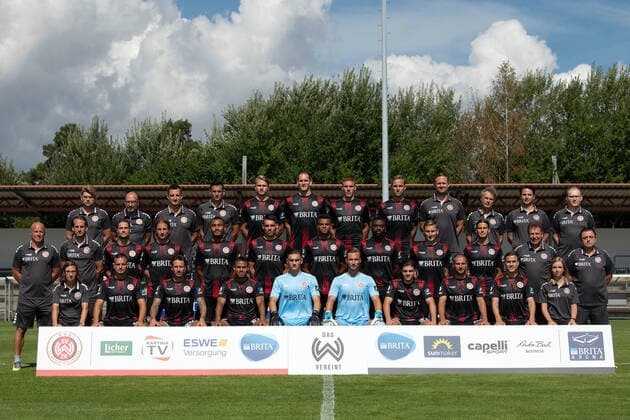 19.08.2020, xjhx, Fussball 3.Liga, SV Wehen Wiesbaden - Fototermin Saison 2020 21 emspor, Aufstellung Mannschaftsfoto Porträttermin 2020 2021, 3. Reihe von links: Daniel Ebbert (Leiter Scouting & Analyse), Dr. Achim Bitschnau (Mannschaftsarzt), Dr. Michael Hoestermann (Mannschaftsarzt), Marjan Petkovic (Torwart-Trainer), Florian Carstens, Benedikt Röcker, Jakov Medic, Phillip Tietz, Sebastian Wagener (Athletik-Trainer), Dr. Tammo Quitzau (Mannschaftsarzt Hygienebeauftragter), Jürgen Kern (Physiotherapeut), Philipp Gründler (Senior Scout & Analyst) 2. Reihe von links: Mike Krannich (Co-Trainer), Rüdiger Rehm (Cheftrainer), Johannes Wurtz, Stefan Aigner, Maurice Malone, Sascha Mockenhaupt, Marvin Ajani, Paterson Chato, Marc Lais, Tobias Schwede, Gerhard Eckel (Betreuer), Torsten Conradi (Betreuer) 1. Reihe von links: Julia Wallraff (Assistentin der sportlichen Leitung), Sebastian Mrowca, Moritz Kuhn, Michael Guthörl, Arthur Lyska, Tim Boss, Ben Bischof, Michel Niemeyer, Gianluca Korte, Shaline Deuchert (Physiotherapeutin) Wiesbaden