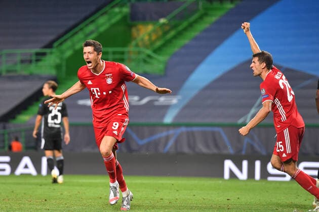 Torjubel Robert LEWANDOWSKI (Bayern Muenchen) nach Tor zum 0-3,Jubel,Freude,Begeisterung, Aktion.Re:Thomas MUELLER (MÜLLER,Bayern Muenchen). Fussball Champions League, Halbfinale, Olympique Lyon - FC Bayern Muenchen (M) 0-3, am 19.08.2020 im Estadio Jose Alvalade in Lissabon Portugal. FOTO: Frank Hoermann SVEN SIMON Pool NO use of any use photographs as image sequences and or quasi-video Editorial Use ONLY National and International News Agencies OUT