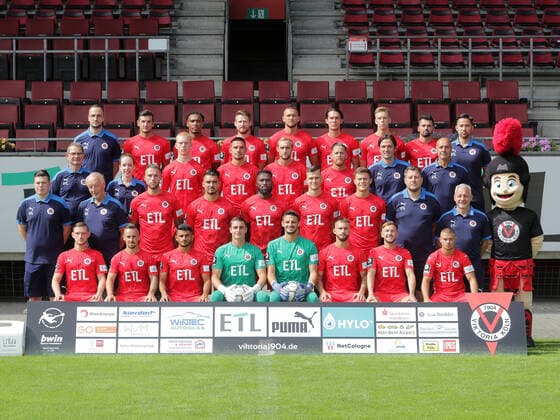 Sport Bilder des Tages Viktoria Köln, 3.Liga, Porträttermin 2020 2021, Mannschaftsfoto, hi. Reihe v.li.: Dr. Max Wittenberg, Patrick Koronkiewicz, Michael Seaton, Sead Hajrovic, Rene Klingenburg, Jeremias Lorch, Dario De Vita, Albert Bunjaku, Yuki Hamano 3. Reihe v.li.: Klaus Nestmann, Hannah Raths, Kai Klefisch, Marcel Gottschling, Marcel Risse, Mike Wunderlich, George Berneanou, Werner Schoupa 2. Reihe v.li.: Viktor Jerome König, Thomas Gürtler, Dominik Lanius, Maximilian Rossmann, Bernard Kyere, Moritz Fritz, Alexander Höck, Markus Brzenska, Pavel Dotchev, Maskottchen Viktor v. Reihe v.li.: Andre Dej, Simon Handle, Enes Tubluk, Sebastian Mielitz, Andre Weiß, Fabian Holthaus, Lucas Cueto, Kevin Holzweiler 20.08.2020