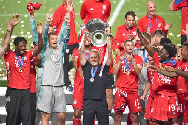 POOL Paris - Bayern München 23.08.2020 Lissabon, 23.08.2020, Estadio da Luz, Fussball, UEFA Champions League, Finalturnier 2020, Finale, Paris Saint-Germain vs. FC Bayern München , Im Bild; Bayern ist Sieger der Champions League 2019 2020. Trainer Hans-Dieter Flick (Bayern) seigt den Siegerpokal. , UEFA regulations prohibit any use of photographs as image sequences and or quasi-video , Poolfoto via PICTURE POINT. Foto: Frank Hörmann Sven Simon Pool via Picture Point , Nur für journalistische Zwecke! Only for editorial use! , Lissabon Estadio da Luz Lissabon Portugal