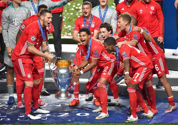 Fussball Champions League Finale Paris St. Germain - Bayern Muenchen Siegerehrung, Jubel v.l. Niklas SUELE (Süle, M), Michael CUISANCE (M), Serge GNABRY (M), Alvaro ODRIOZOLA (M), David ALABA (M), Joshua KIMMICH (M) mit Pokal.Fussball Champions League, Finale, Paris St. Germain (PSG) - FC Bayern Muenchen (M), am 23.08.2020 im Estadio da Luz in Lissabon Portugal. FOTO: Frank Hoermann SVEN SIMON Pool NO use of any use photographs as image sequences and or quasi-video Editorial Use ONLY National and International News Agencies OUT Lissabon Estadio da Luz Portugal
