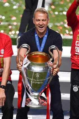 Sport Themen der Woche KW34 Fussball Champions League Finale Paris St. Germain - Bayern Muenchen 0-1 Hans Dieter Flick (Hansi ,Trainer Bayern Muenchen) mit Cup,Pokal,Trophaee,trophy,Siegerung. Einzelbild,angeschnittenes Einzelmotiv,Halbfigur,halbe Figur. Fussball Champions League, Finale, Paris St. Germain (PSG)-FC Bayern Muenchen (M) 0-1 am 23.08.2020 im Estadio da Luz in Lissabon Portugal. FOTO: Frank Hoermann SVEN SIMON Pool NO use of any use photographs as image sequences and or quasi-video Editorial Use ONLY National and International News Agencies OUT Lissabon Estadio da Luz Portugal