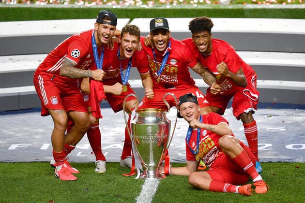 Fussball Champions League Finale Paris St. Germain - Bayern Muenchen 0-1 v.li:Lucas HERNANDEZ (Bayern Muenchen),Benjamin PAVARD (Bayern Muenchen),Lucas HERNANDEZ (Bayern Muenchen), Kingsley COMAN (Bayern Muenchen),liegend; Michael CUISANCE (Bayern Muenchen) mit Cup,Pokal,Trophaee,trophy. Siegerehrung, Fussball Champions League, Finale, Paris St. Germain (PSG)-FC Bayern Muenchen (M) 0-1 am 23.08.2020 im Estadio da Luz in Lissabon Portugal. FOTO: Frank Hoermann SVEN SIMON Pool NO use of any use photographs as image sequences and or quasi-video Editorial Use ONLY National and International News Agencies OUT Lissabon Estadio da Luz Portugal