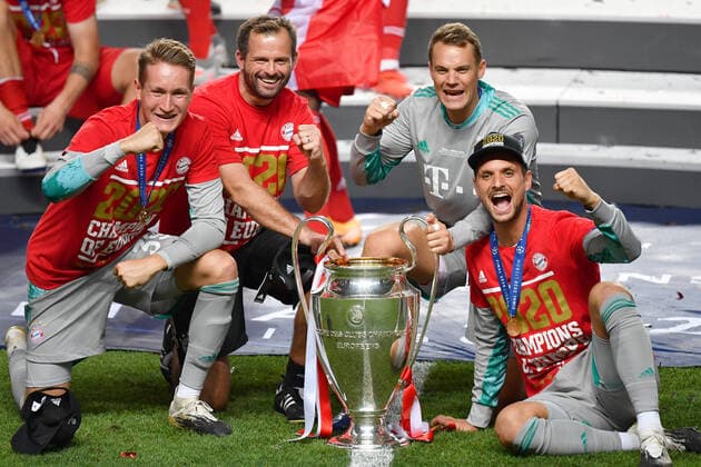 Fussball Champions League Finale Paris St. Germain - Bayern Muenchen 0-1 v.li:Ron Thorben HOFFMANN (Torwart FCB), Toni TAPALOVIC ,Torwarttrainer (FC Bayern Muenchen), Manuel NEUER (Torwart Bayern Muenchen), Sven ULREICH,Torwart (Bayern Muenchen) mit Cup,Pokal,Trophaee,trophy, Siegerehrung, Fussball Champions League, Finale, Paris St. Germain (PSG)-FC Bayern Muenchen (M) 0-1 am 23.08.2020 im Estadio da Luz in Lissabon Portugal. FOTO: Frank Hoermann SVEN SIMON Pool NO use of any use photographs as image sequences and or quasi-video Editorial Use ONLY National and International News Agencies OUT Lissabon Estadio da Luz Portugal