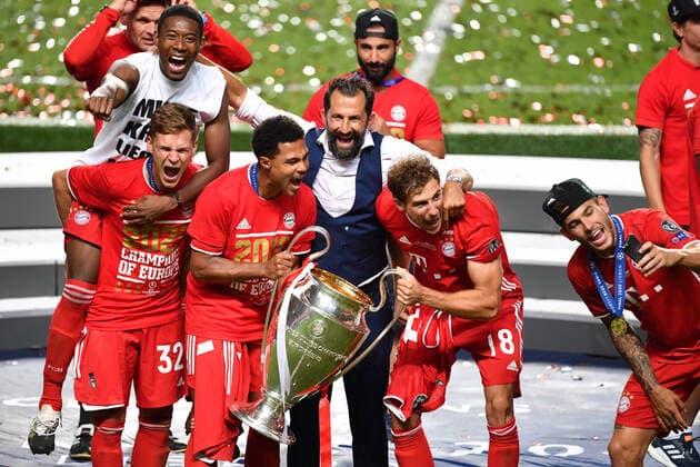 Fussball Champions League Finale Paris St. Germain - Bayern Muenchen 0-1 v.li:David ALABA (Bayern Muenchen),Joshua KIMMICH (Bayern Muenchen),Serge GNABRY (FC Bayern Muenchen),Hasan SALIHAMIDZIC (Sportvorstand Bayern Muenchen), Leon GORETZKA (Bayern Muenchen), Lucas HERNANDEZ (Bayern Muenchen) mit Cup,Pokal,Trophaee,trophy, Siegerehrung, Fussball Champions League, Finale, Paris St. Germain (PSG)-FC Bayern Muenchen (M) 0-1 am 23.08.2020 im Estadio da Luz in Lissabon Portugal. FOTO: Frank Hoermann SVEN SIMON Pool NO use of any use photographs as image sequences and or quasi-video Editorial Use ONLY National and International News Agencies OUT Lissabon Estadio da Luz Portugal