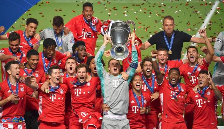 Fussball CHL FINALE 19 20 in Lissabon: Paris Saint Germain - FC Bayern Muenchen FUSSBALL FINALTURNIER LISSABON CHAMPIONS LEAGUE SAISON 2019 2020 FINALE 23.08.2020 Paris Saint Germain - FC Bayern Muenchen SCHLUSSJUBEL, TEAMJUBEL FC Bayern Muenchen; Ivan Perisic, Robert Lewandowski, Leon Goretzka, Torwart Manuel Neuer mit CHL Pokal, Thiago Alcantara, Javi Martinez, David Alaba, Philippe Coutinho (vorn v.li.) Malik Tillman, Bright Arrey Mbi, Benjamin Pavard, Alphonso Davies, Joshua Zirkzee, Michael Cuisance, Lucas Hernandez, Thomas Mueller, Serge Gnabry (Mitte v.li.) Jamal Musiala, Torwart Sven Ulreich, Jerome Boateng und Trainer Hansi Flick (hinten v.li.) FOTO: ULMER Pressebildagentur Pool Frank Hoermann SVEN SIMON xxNOxMODELxRELEASExx Dortmund Estadio da Luz Baden-Wuerttemberg Deutschland