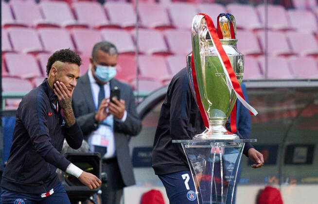 Final Football UEFA Champions League FC BAYERN MUENCHEN - PARIS SAINT GERMAIN (PSG) 1-0 Lisbon, Lissabon, Portugal, 23rd August 2020. NEYMAR, PSG 10 next to Champions League Pokal, Trophaee, Pott, in the final match UEFA Champions League, final tournament FC BAYERN MUENCHEN - PARIS ST. GERMAIN (PSG) 1-0 in season 2019 2020, FCB, Photographer: Peter Schatz Pool - UEFA REGULATIONS PROHIBIT ANY USE OF PHOTOGRAPHS as IMAGE SEQUENCES and or QUASI-VIDEO - National and international News-Agencies OUT Editorial Use ONLY Lisbon Estadio da Luz de Benfica Portugal