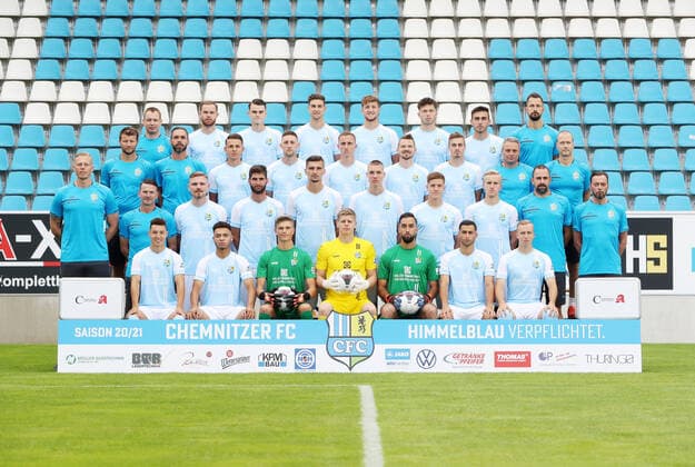 Teampraesentation Chemnitz 27.08.2020 Chemnitzer FC; Regionalliga NordOst, Porträttermin 2020 2021, Mannschaftsfoto , obere Reihe von links: Henry Büttner Buettner (Zeugwart), Tobias Müller, Lukas Knechtel, Danny Breitfelder, Tim Campulka, Riccardo Grym, Ioannis Karsanidis, Florian Braband (Reha- und Athletiktrainer) 3. Reihe von links: Daniel Berlinski (Cheftrainer), Christian Tiffert (Co-Trainer), Felix Schimmel, Christian Bickel, Paul Milde, Kevin Freiberger, Roman Bekö Bekoe, Olaf Renn (Physiotherapeut), Jörg Leibiger (Mannschaftsarzt) 2. Reihe von links: Marcel Höttecke Hoettecke (Torwart-Trainer), Torsten Bittermann (Teammanager), Robert Zickert, Niklas Hoheneder, Jovan Vidovic, Simon Roscher, Lukas Aigner, Alexander Dartsch, Dr. Kristian Schaper (Mannschaftsarzt), Friedrich Ramminger (Physiotherapeut) Untere Reihe von links: Nils Köhler, Theo Ogbidi, David Wunsch, Jakub Jakubov, Isa Dogan, Okan Kurt, Stanley Keller , Chemnitz, 27.08.2020, Stadion an der Gellertstrasse, Fussball ,