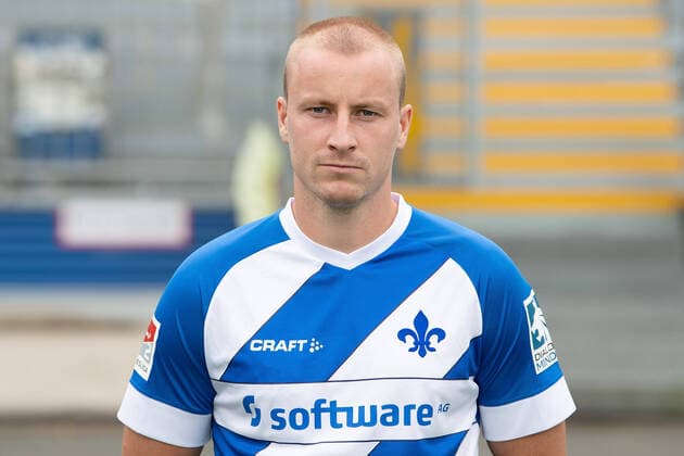 27.08.2020, xfux, Fussball 2.Bundesliga, SV Darmstadt 98, 2.BL, Porträttermin 2020 2021, Fototermin, emonline, emspor, deloka, v.l. Fabian Holland; SV Darmstadt 98; 2.BL; Porträttermin 2020 2021 Darmstadt