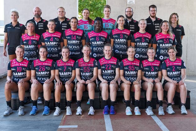 hinten li: Edina Rott (TusSies Metzingen Trainerin),Frenc Rott (TusSies Metzingen Geschaeftsfuehrer),Fabian Junker (TusSies Metzingen Torwart-Trainer),Nicole Roth (TusSies Metzingen 16),Madita Kohorst (TusSies Metzingen 15),Patrick Wezel (TusSies Metzingen Betreuer),Max Schlegel (TusSies Metzingen Physiotherapeut),Viviane Ott (TusSies Metzingen Physiotherapeutin) mi: Silje Brons Petersen (TusSies Metzingen 8),Katarina Pandza (TusSies Metzingen 4),Anika Niederwieser (TusSies Metzingen 14),Laetita Quist (TusSies Metzingen 6),Anna Albek (TusSies Metzingen 9),Rebecca Rott (TusSies Metzingen 5),Marija Obradovic (TusSies Metzingen 51) vorne li: Lena Degenhardt (TusSies Metzingen 10),Svenja Huebner (TusSies Metzingen 26),Bo van Wetering (TusSies Metzingen 7),Tamara Haggerty (TusSies Metzingen 55),Maren Weigel (TusSies Metzingen 22),Dorina Korsos (TusSies Metzingen 95),Britt van der Baan (TusSies Metzingen 3),Marlene Zapf (TusSies Metzingen 2) TusSies Metzingen Mannschaftsfoto TusSies Metzingen Mannschaftsfoto, TusSies, Handball, HBF, 2020 2021, 27.08.2020 TusSies Metzingen Mannschaftsfoto, TusSies, Handball, HBF, 2020 2021, 27.08.2020 Metzingen Copyright: xEibner-Pressefotox EP_TBR
