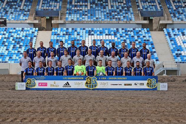 28.08.2020, xklex, Fussball 3.Liga, 1.FC Saarbruecken - Fototermin 2020 21 Porträttermin 2020 2021, Mannschaftsfoto, emspor, Dritte Reihe v.l. Sebastian Jacob, Timm Golley, Steven Zellner, Marin Sverko, Bone Uaferro, Maurice Deville, Rasim Bulic, Christopher Schorch, Jose Pierre Vunguidica, Teo Herr, Nicklas Shipnoski, Jayson Breitenbach Mittlere Reihe v.l. Trainer Lukas Kwasniok, Co-Trainer Bernd Heemsoth, Athletik- & Rehabilitationstrainer Christoph Fuhr, Mannschaftsarzt Dr. Roland Kuppig, Rene Herrmann, Torwart-Trainer Heinz Boehmann, Physiotherapeut Paulo da Palma, Torwart Trainer Michael Weirich, Busfahrer Torsten Bard, Zeugwart Ruediger Schmidt, Zeugwart Helmut Schwan Vordere Reihe v.l. Minos Gouras, Mario Mueller, Markus Mendler, Jonas Singer, Marius Koehl, Daniel Batz, Manuel Zeitz, Ramon Castellucci, Anthony Barylla, Sebastian Boesel, Tobias Jaenicke, Fanol Perdedaj, Kianz Froese Saarbruecken