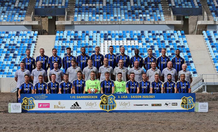 28.08.2020, xklex, Fussball 3.Liga, 1.FC Saarbruecken - Fototermin 2020 21 Porträttermin 2020 2021, Mannschaftsfoto, emspor, Dritte Reihe v.l. Sebastian Jacob, Timm Golley, Steven Zellner, Marin Sverko, Bone Uaferro, Maurice Deville, Rasim Bulic, Christopher Schorch, Jose Pierre Vunguidica, Teo Herr, Nicklas Shipnoski, Jayson Breitenbach Mittlere Reihe v.l. Trainer Lukas Kwasniok, Co-Trainer Bernd Heemsoth, Athletik- & Rehabilitationstrainer Christoph Fuhr, Mannschaftsarzt Dr. Roland Kuppig, Rene Herrmann, Torwart-Trainer Heinz Boehmann, Physiotherapeut Paulo da Palma, Torwart Trainer Michael Weirich, Busfahrer Torsten Bard, Zeugwart Ruediger Schmidt, Zeugwart Helmut Schwan Vordere Reihe v.l. Minos Gouras, Mario Mueller, Markus Mendler, Jonas Singer, Marius Koehl, Daniel Batz, Manuel Zeitz, Ramon Castellucci, Anthony Barylla, Sebastian Boesel, Tobias Jaenicke, Fanol Perdedaj, Kianz Froese Saarbruecken