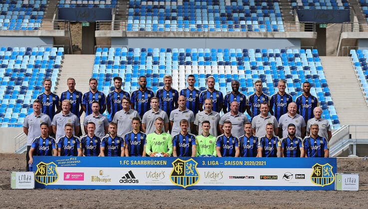 28.08.2020, xklex, Fussball 3.Liga, 1.FC Saarbruecken - Fototermin 2020 21 Porträttermin 2020 2021, Mannschaftsfoto, emspor, Dritte Reihe v.l. Sebastian Jacob, Timm Golley, Steven Zellner, Marvin Sverko, Bone Uaferro, Maurice Deville, Rasim Bulic, Christopher Schorch, Jose Pierre Vunguidica, Teo Herr, Nicklas Shipnoski, Jayson Breitenbach Mittlere Reihe v.l. Trainer Lukas Kwasniok, Co-Trainer Bernd Heemsoth, Athletik- & Rehabilitationstrainer Christoph Fuhr, Mannschaftsarzt Dr. Roland Kuppig, Rene Herrmann, Torwart-Trainer Heinz Boehmann, Physiotherapeut Paulo da Palma, Torwart Trainer Michael Weirich, Busfahrer Torsten Bard, Zeugwart Ruediger Schmidt, Zeugwart Helmut Schwan Vordere Reihe v.l. Minos Gouras, Mario Mueller, Markus Mendler, Jonas Singer, Marius Koehl, Daniel Batz, Manuel Zeitz, Ramon Castellucci, Anthony Barylla, Sebastian Boesel, Tobias Jaenicke, Fanol Perdedaj, Kianz Froese Saarbruecken
