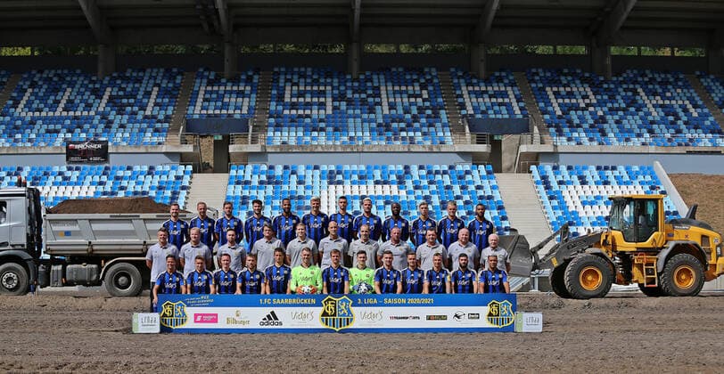 28.08.2020, xklex, Fussball 3.Liga, 1.FC Saarbruecken - Fototermin 2020 21 Porträttermin 2020 2021, Mannschaftsfoto, emspor, Dritte Reihe v.l. Sebastian Jacob, Timm Golley, Steven Zellner, Marin Sverko, Bone Uaferro, Maurice Deville, Rasim Bulic, Christopher Schorch, Jose Pierre Vunguidica, Teo Herr, Nicklas Shipnoski, Jayson Breitenbach Mittlere Reihe v.l. Trainer Lukas Kwasniok, Co-Trainer Bernd Heemsoth, Athletik- & Rehabilitationstrainer Christoph Fuhr, Mannschaftsarzt Dr. Roland Kuppig, Rene Herrmann, Torwart-Trainer Heinz Boehmann, Physiotherapeut Paulo da Palma, Torwart Trainer Michael Weirich, Busfahrer Torsten Bard, Zeugwart Ruediger Schmidt, Zeugwart Helmut Schwan Vordere Reihe v.l. Minos Gouras, Mario Mueller, Markus Mendler, Jonas Singer, Marius Koehl, Daniel Batz, Manuel Zeitz, Ramon Castellucci, Anthony Barylla, Sebastian Boesel, Tobias Jaenicke, Fanol Perdedaj, Kianz Froese Saarbruecken
