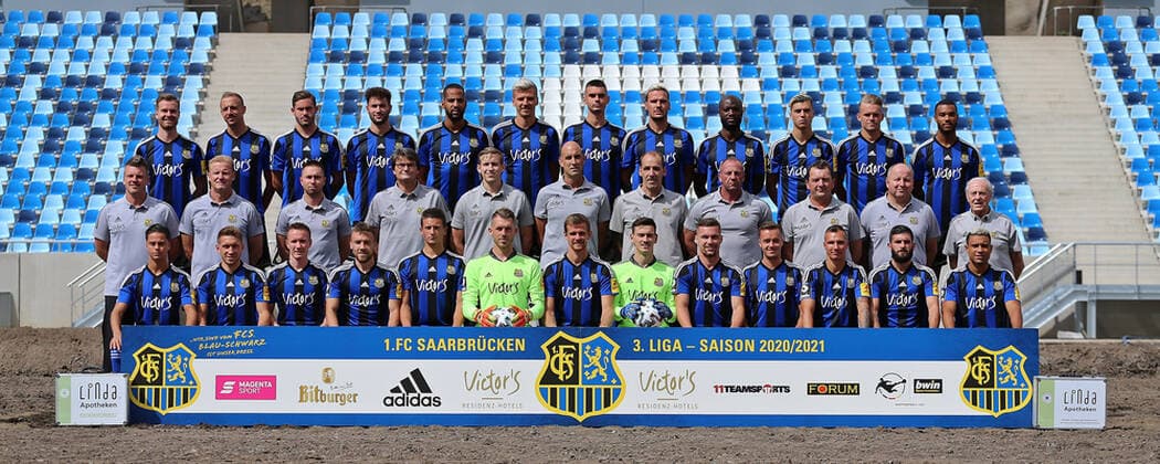28.08.2020, xklex, Fussball 3.Liga, 1.FC Saarbruecken - Fototermin 2020 21 Porträttermin 2020 2021, Mannschaftsfoto, emspor, Dritte Reihe v.l. Sebastian Jacob, Timm Golley, Steven Zellner, Marin Sverko, Bone Uaferro, Maurice Deville, Rasim Bulic, Christopher Schorch, Jose Pierre Vunguidica, Teo Herr, Nicklas Shipnoski, Jayson Breitenbach Mittlere Reihe v.l. Trainer Lukas Kwasniok, Co-Trainer Bernd Heemsoth, Athletik- & Rehabilitationstrainer Christoph Fuhr, Mannschaftsarzt Dr. Roland Kuppig, Rene Herrmann, Torwart-Trainer Heinz Boehmann, Physiotherapeut Paulo da Palma, Torwart Trainer Michael Weirich, Busfahrer Torsten Bard, Zeugwart Ruediger Schmidt, Zeugwart Helmut Schwan Vordere Reihe v.l. Minos Gouras, Mario Mueller, Markus Mendler, Jonas Singer, Marius Koehl, Daniel Batz, Manuel Zeitz, Ramon Castellucci, Anthony Barylla, Sebastian Boesel, Tobias Jaenicke, Fanol Perdedaj, Kianz Froese Saarbruecken