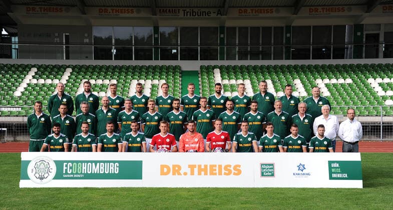 im vorne vlnr: Serkan Goecer, Luca Plattenhardt,Christian Telch,Marco Hingerl,Niklas Knichel,David Salfeld,Mark-Patrick Redl,Tim Stegerer,Jannik Sommer,Loris Weiss,Patrick Lienhard, mitte vlnr:Matthias Mink, Cheftrainer,Joti Stamatopoulos, Co-Trainer,Oliver Mueller, Torwarttrainer,Steven Berni, Athletiktrainer,Johannes Kraus,Jannis Reuss,Damjan Marceta,Ivan Sachanenko, Stefano Maier,Philipp Hoffmann,Klaus Ambrosch, Physio,Peter Junkes, Mannschaftsarzt,Herbert Eder, Pr°sident,Rafael Kowollik, Geschafsf¸hrer, hinten vlnr:Christopher Schurig, Physio,Aykut Bozdemir, Athletiktrainer,Maurice Springfeld,Patrick Dulleck,Philipp Schuck,Michael Carl,Daniel di Gregorio,Niklas Doll,Predrag Lamesic, Greenkeeper, Dirk Brass,Altay Tsitak, Betreuer, Mannschaftspraesentation beim FC 08 Homburg, Fussball,Regionalliga Suedwest, 29.08.20, im Waldstadion Homburg, GER, Fussball, Regionalliga Suedwest, Mannschaftspraesentation und Kader Portraets der Mannschaft des FC 08 Homburg, 29.08.20, Homburg Saar Copyright: xPeterxFranzx Eibner-Pressefotox EP_pfz