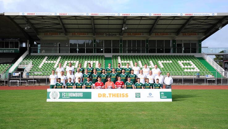im vorne vlnr: Serkan Goecer, Luca Plattenhardt,Christian Telch,Marco Hingerl,Niklas Knichel,David Salfeld,Mark-Patrick Redl,Tim Stegerer,Jannik Sommer,Loris Weiss,Patrick Lienhard, mitte vlnr:Matthias Mink, Cheftrainer,Joti Stamatopoulos, Co-Trainer,Oliver Mueller, Torwarttrainer,Steven Berni, Athletiktrainer,Johannes Kraus,Jannis Reuss,Damjan Marceta,Ivan Sachanenko, Stefano Maier,Philipp Hoffmann,Klaus Ambrosch, Physio,Peter Junkes, Mannschaftsarzt,Herbert Eder, Pr°sident,Rafael Kowollik, Geschafsf¸hrer, hinten vlnr:Christopher Schurig, Physio,Aykut Bozdemir, Athletiktrainer,Maurice Springfeld,Patrick Dulleck,Philipp Schuck,Michael Carl,Daniel di Gregorio,Niklas Doll,Predrag Lamesic, Greenkeeper, Dirk Brass,Altay Tsitak, Betreuer, Mannschaftspraesentation beim FC 08 Homburg, Fussball,Regionalliga Suedwest, 29.08.20, im Waldstadion Homburg, GER, Fussball, Regionalliga Suedwest, Mannschaftspraesentation und Kader Portraets der Mannschaft des FC 08 Homburg, 29.08.20, Homburg Saar Copyright: xPeterxFranzx Eibner-Pressefotox EP_pfz