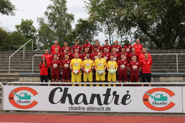 30.08.2020 Neu-Ienburg, Sportpark Spvgg.03 Neu-Isenburg Mannschaftsfoto ---- obere Reihe: Gerd Langosch (Betreuer) , Dejan Djordjevic , Jannik Persch , Robert Metzler , Dennis Nessen , Marius Mägerlein , Marc Züge , Ahmed Diack , Jürgen Holzmann (1. Vorsitzender) Mittlere Reihe : Andreas Hafner ( Co-Trainer) , Filip Osman , Paul Bickel , Tim Kalzu , Lars Wolfarth , Emanuel Essome , Matthias Buschmann , Paul Schellhorn , Ante Boksic , Philipp Hochstein , Lino de Pascalis (TW-Trainer) Untere Reihe : Maya (Physio) , Leon Hammel , Damien Letellier , Martin Simo , Fabio Begher , Tobias Stehling , Henrik Jöckel , Robin Kasper , Noah Schumacher , Nick Janovsky (Trainer)