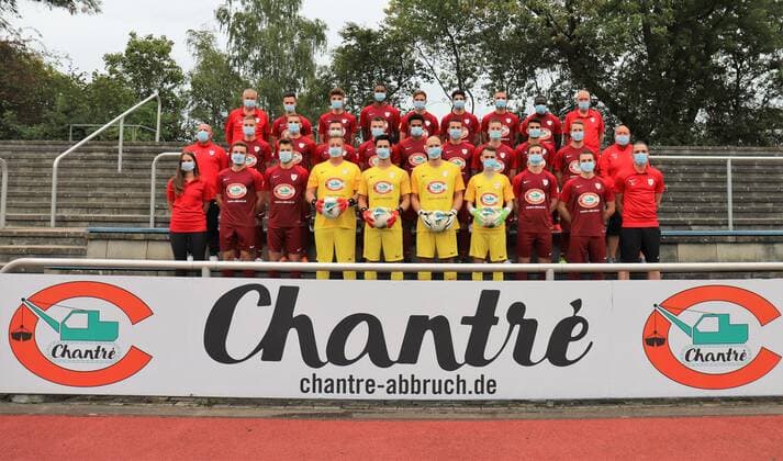 Sport Bilder des Tages 30.08.2020 Neu-Ienburg, Sportpark Spvgg.03 Neu-Isenburg Mannschaftsfoto in Coronazeiten mit Mundnasenschutz ---- obere Reihe: Gerd Langosch (Betreuer) , Dejan Djordjevic , Jannik Persch , Robert Metzler , Dennis Nessen , Marius Mägerlein , Marc Züge , Ahmed Diack , Jürgen Holzmann (1. Vorsitzender) Mittlere Reihe : Andreas Hafner ( Co-Trainer) , Filip Osman , Paul Bickel , Tim Kalzu , Lars Wolfarth , Emanuel Essome , Matthias Buschmann , Paul Schellhorn , Ante Boksic , Philipp Hochstein , Lino de Pascalis (TW-Trainer) Untere Reihe : Maya (Physio) , Leon Hammel , Damien Letellier , Martin Simo , Fabio Begher , Tobias Stehling , Henrik Jöckel , Robin Kasper , Noah Schumacher , Nick Janovsky (Trainer)