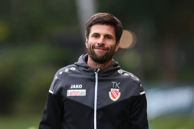 02.09.2020, xtgx, Fussball Regionalliga Nordost, VfB Auerbach - FC Energie Cottbus emspor, v.l. Tim Kruse (Energie Cottbus, Trainer, Interimstrainer) Portrait, Portraet, Einzelbild lacht, laechelt, positiv, zufrieden (DFL DFB REGULATIONS PROHIBIT ANY USE OF PHOTOGRAPHS as IMAGE SEQUENCES and or QUASI-VIDEO) Auerbach (Vogtland)