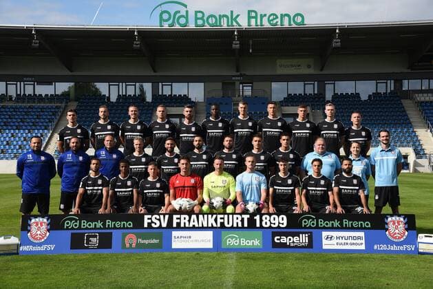 10.09.2020 Frankfurt am Main, Fussball, PSD Arena, Regionalliga Suedwest, Saison 2020 2021, FSV Frankfurt Fototermin - Vordere Reihe von Links: Ahmed Azaouagh, Andu Kelati, Steffen Straub, Kenan Mujezinovic, Daniel Endres, Sebastian Schreiber, Demyan Imek, Robin Williams, Denis MangaficMittlere Reihe von Links: Thomas Brendel (Trainer), Taner Yalcin (Co-Trainer), Christoph Gerigk (Torwart-Trainer), Timo Kunert, Ihab Darwiche, Canel Burcu, Muhamed Alawie, Emir Sejdovic, Adrian Schulze Solano, Michael Zindel (Zeugwart), Michelle Hürzeler (Athletiktrainerin), Bastian Hintz (Physiotherapeut) Hintere Reihe von Links: Jesse-Garon Sierck, Dominik Nothnagel, Fabian Burdenski, Leonhard von Schroetter, Arif Güclü, Alieu Sawaneh, Jake Hirst, Elmir Muhic, Luca Bazzoli, Mischa Häuser, Simon Lüders
