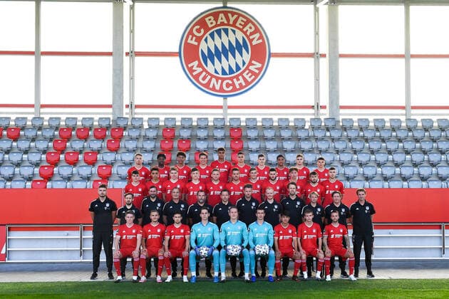 FC Bayern München II; 3. Liga, Porträttermin 2020 2021, Mannschaftsfoto, Obere Reihe v.li.: Jann-Fiete Arp, Bright Arrey-Mbi, Chris Richards, Nicolas Feldhahn, Jamie Lawrence, Ivan Mihaljevic, Lenn Jastremski, Malik Tillmann, Josip Stanisic, Daniels Ontuzans; Dritte Reihe v.li.: Taylor Booth, Jamal Musiala, Kilian Senkbeil, Angelo Stiller, Timo Kern, Maximilian Welzmüller, Maximilian Zaiser, Leon Dajaku, Jannik Rochelt, Mert Yilmaz, Can Karatas; Zweite Reihe v.li.: Simon Unger (Spielanalyst), Johannes Behr (Spielanalyst), Samy Khalfallah (Teammanager), Walter Junghans (Torwarttrainer), Dirk Teschke (Co-Trainer), Holger Seitz (Cheftrainer), Jan-Philipp Hestermann (Athletiktrainer), Max Harzmann (Physio), Moritz Renker (Physio), Carsten Kramer (Physio), Jan-Philipp Müller (Teamarzt), Christian Luthardt (Sportpsychologe); Untere Reihe v.li.: Dennis Waidner, Alexander Lungwitz, Nicolas Kühn, Michael Wagner, Ron-Thorben Hoffmann, Lukas Schneller, Angelo Brückner, Torben Rhein, Angelo Mayer; FC Bayern München II; 3. Liga, Porträttermin 2020 2021