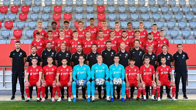 FC Bayern München II; 3. Liga, Porträttermin 2020 2021, Mannschaftsfoto, Obere Reihe v.li.: Jann-Fiete Arp, Bright Arrey-Mbi, Chris Richards, Nicolas Feldhahn, Jamie Lawrence, Ivan Mihaljevic, Lenn Jastremski, Malik Tillmann, Josip Stanisic, Daniels Ontuzans; Dritte Reihe v.li.: Taylor Booth, Jamal Musiala, Kilian Senkbeil, Angelo Stiller, Timo Kern, Maximilian Welzmüller, Maximilian Zaiser, Leon Dajaku, Jannik Rochelt, Mert Yilmaz, Can Karatas; Zweite Reihe v.li.: Simon Unger (Spielanalyst), Johannes Behr (Spielanalyst), Samy Khalfallah (Teammanager), Walter Junghans (Torwarttrainer), Dirk Teschke (Co-Trainer), Holger Seitz (Cheftrainer), Jan-Philipp Hestermann (Athletiktrainer), Max Harzmann (Physio), Moritz Renker (Physio), Carsten Kramer (Physio), Jan-Philipp Müller (Teamarzt), Christian Luthardt (Sportpsychologe); Untere Reihe v.li.: Dennis Waidner, Alexander Lungwitz, Nicolas Kühn, Michael Wagner, Ron-Thorben Hoffmann, Lukas Schneller, Angelo Brückner, Torben Rhein, Angelo Mayer; FC Bayern München II; 3. Liga, Porträttermin 2020 2021