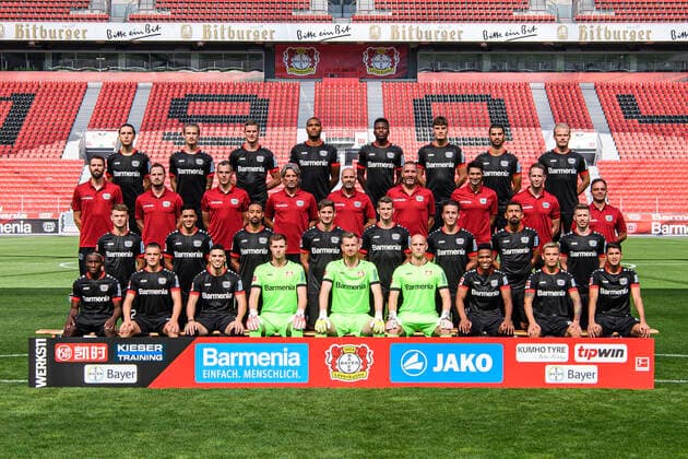 Bayer Leverkusen; 1.BL, Porträttermin 2020 2021, Mannschaftsfoto Hintere Reihe, v.li.: Panagiotis Retsos, Tin Jedvaj, Sven Bender, Jonathan Tah, Edmond Tapsoba, Patrik Schick, Aleksandar Dragovic, Joel Pohjanpalo. 2. Reihe v.li.: Simon Lackmann, Marcel Daum, David Thiel, Rob Maas, Peter Bosz, Hendrie Krüzen, Schahriar Bigdeli, Terry Peters, Daniel Jouvin. 3. Reihe v.li.: Daley Sinkgraven, Nadiem Amiri, Karim Bellarabi, Lucas Alario, Lars Bender, Julian Baumgartlinger, Kerem Demirbay, Mitchell Weiser. Vordere Reihe v.li.: Moussa Diaby, Florian Wirtz, Paulinho, Lennart Grill, Lukas Hradecky, Niklas Lomb, Wendell, Charles Aranguiz, Exequiel Palacios. Leverkusen NRW Deutschland