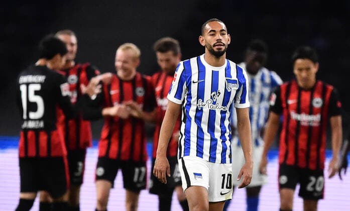 Sport Bilder des Tages Matheus Cunha (Hertha BSC), enttäuscht nach dem 0:3, hinten die jubelnden Frankfurter Hertha BSC Berlin - Eintracht Frankfurt 1. Bundesliga 2020 2021, 1. BL, 1. Bundesliga, DFL, Fußball, Fussball, soccer, Herren, Männer, Maenner, Deutschland, Germany Berlin, 25.9.2020, Olympiastadion DFL REGULATIONS PROHIBIT ANY USE OF PHOTOGRAPHS AS IMAGE SEQUENCES AND OR QUASI-VIDEO