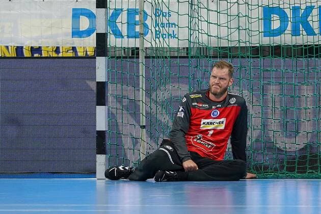 Johannes Bitter (Jogi Bitter, Torwart, TVB, 1) am Boden, enttäuscht schauend, Enttäuschung, Frustration, disappointed, pessimistisch, Aktion, Action, Spielszene, 04.10.2020, Mannheim (Deutschland), Handball, Bundesliga, Rhein-Neckar Löwen - TVB 1898 Stuttgart