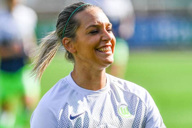 Lena Goeßling (Wolfsburg, 28), Porträt, Portrait, lacht, lachen, fröhlich, strahlend, optimistisch, 04.10.2020, Köln (Deutschland), Fussball, Flyeralarm Frauen-Bundesliga, Bayer 04 Leverkusen - VfL Wolfsburg, DFB DFL REGULATIONS PROHIBIT ANY USE OF PHOTOGRAPHS AS IMAGE SEQUENCES AND OR QUASI-VIDEO.