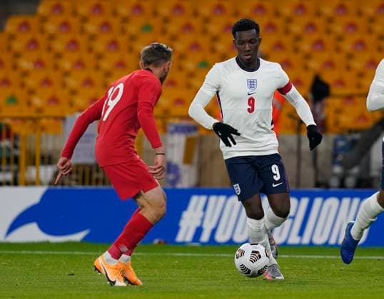 Eddie Nketiah of England takes on Serkan Asan of Turkey during the UEFA EURO, EM, Europameisterschaft,Fussball U21, U 21 Qualifying match at Molineux, Wolverhampton. Picture date: 13th October 2020. Picture credit should read: Andrew Yates Sportimage EDITORIAL USE ONLY. No use with unauthorised audio, video, data, fixture lists, club league logos or live services. Online in-match use limited to 120 images, no video emulation. No use in betting, games or single club league player publications. SPI-0696-0001