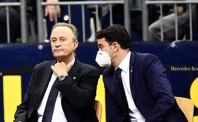 Aito Garcia Reneses (Trainer ALBA), enttäuscht am Spielfeldrand, rechts Israel Gonzalez (Co-Trainer ALBA), ALBA Berlin - Anadolu Efes Istanbul Basketball, Turkish Airlines Euroleague, Gruppenphase, Vorrunde, Herren, Männer, Maenner, men, Saison 2020 2021 Berlin, 13.10.2020 Mercedes-Benz Arena