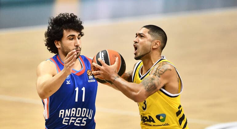 Peyton Siva (ALBA), mit Ball, links Erten Gazi (Anadolu Efes), ALBA Berlin - Anadolu Efes Istanbul Basketball, Turkish Airlines Euroleague, Gruppenphase, Vorrunde, Herren, Männer, Maenner, men, Saison 2020 2021 Berlin, 13.10.2020 Mercedes-Benz Arena