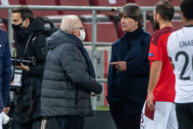 Fritz KELLER (li., DFB Praesident, GER) redet nach dem Spiel mit Joachim LOEW (Löw, Jogi, Trainer, Bundestrainer, GER), Fussball Laenderspiel, UEFA Nations League, Division A, Gruppe 4, Deutschland (GER) - Schweiz (SUI) 3:3, am 13.10.2020 in Koeln Deutschland. Â