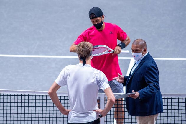 Im Alexander ZVEREV (GER), Fernando VERDASCO (ESP), Schiedsrichter Alexander ZVEREV (GER) vs. Fernando VERDASCO (ESP), TENNIS, bett1hulks Indoor, 15.10.2020, GER, TENNIS, ATP, Tennis Herren TOUR, bett1hulks Indoor, Alexander ZVEREV (GER) vs. Fernando VERDASCO (ESP), 15.10.2020 KOELN Copyright: xEibnerxPressefotox xBenjaminxSOELZERx EP_BSO