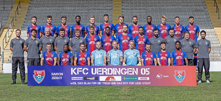 KFC Uerdingen; 3.Liga, Porträttermin 2020 2021, Mannschaftsfoto KFC Uerdingen; 3.Liga, Porträttermin 2020 2021, Mannschaftsfoto Hintere Reihe v.li.: Kolja Pusch, Gino Fechner, Muhammed Kiprit, Omar Haktab Traore , Leon Schneider, Stefan Velkov, Edvinas Girdvainis, Tim Albutat,Osayamen Osawe, Fridolin Wagner, Christian Dorda, Dave Gnaase Mittlere Reihe v.li.: Spielanalyst Jens Tiesler, Athletiktrainer Ruben Solis,Torwarttrainer Wolfgang Wimmer, Co-Trainer Stefan Reisinger, Cheftrainer Stefan Krämer, Heinz Mörschel, Assani Lukimya, Jan Kirchhoff, Adriano Grimaldi, Physiotherapeut Erginer Simsek, Andreas Ganzinger, Andreas Bosheck (beide Funktionsteam), Phsysiotherapeut Ritsarnt Aravidis Vordere Reihe v.li.: Mike Feigenspan, Christian Kinsombi, Peter van Ooijen,Hidde Jurjus, Lukas Königshofer, Julius Paris, Ali Ibrahimaj, RijadKobiljar, Hans Anapak Krefeld Grotenburg-Stadion Nordrhein-Westfalen Deutschland