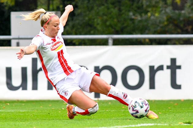 Mandy Islacker (Köln, 8) flankt den Ball, Freisteller, Ganzkörper, Einzelbild, Aktion, Action, 17.10.2020, Köln (Deutschland), Fussball, 2. Frauen-Bundesliga Süd, 1. FC Köln - TSG 1899 Hoffenheim II, DFB DFL REGULATIONS PROHIBIT ANY USE OF PHOTOGRAPHS AS IMAGE SEQUENCES AND OR QUASI-VIDEO.