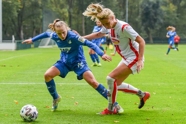 v.li.: Vanessa Diehm (TSG, 22), Sharon Beck (Köln, 10), Zweikampf, Duell, duel, tackle, tackling, Dynamik, Action, Aktion, 17.10.2020, Köln (Deutschland), Fussball, 2. Frauen-Bundesliga Süd, 1. FC Köln - TSG 1899 Hoffenheim II, DFB DFL REGULATIONS PROHIBIT ANY USE OF PHOTOGRAPHS AS IMAGE SEQUENCES AND OR QUASI-VIDEO.