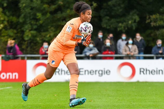 Louisa Binley (Torfrau TSG, 23) am Ball, Spielszene, Freisteller, Ganzkörper, Einzelbild, Aktion, Action, 17.10.2020, Köln (Deutschland), Fussball, 2. Frauen-Bundesliga Süd, 1. FC Köln - TSG 1899 Hoffenheim II, DFB DFL REGULATIONS PROHIBIT ANY USE OF PHOTOGRAPHS AS IMAGE SEQUENCES AND OR QUASI-VIDEO.